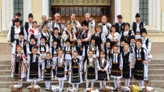 ROMANIA - Turda - "Mugurii Tarinei" Ensemble (Muguri DePe Aries)