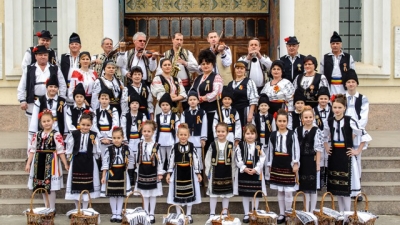 ROMANIA - Turda - "Mugurii Tarinei" Ensemble (Muguri DePe Aries)